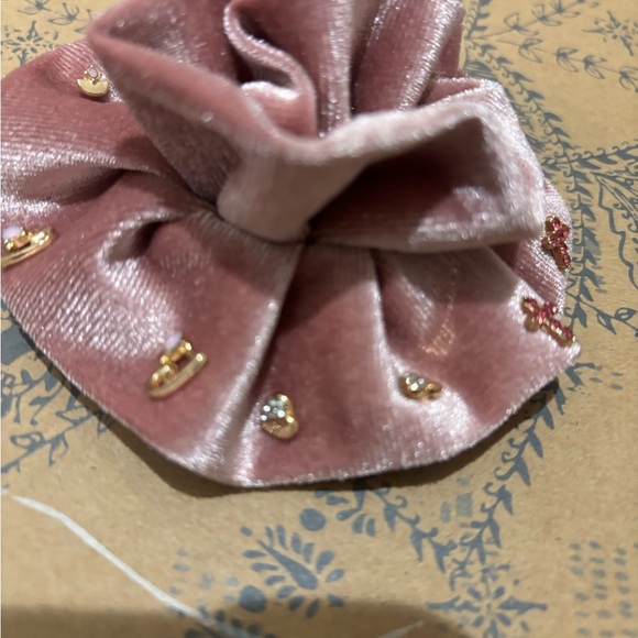 Free People Dusty Rose Rosette Brooch with Gold tone Earrings NWT - Picture 6 of 6